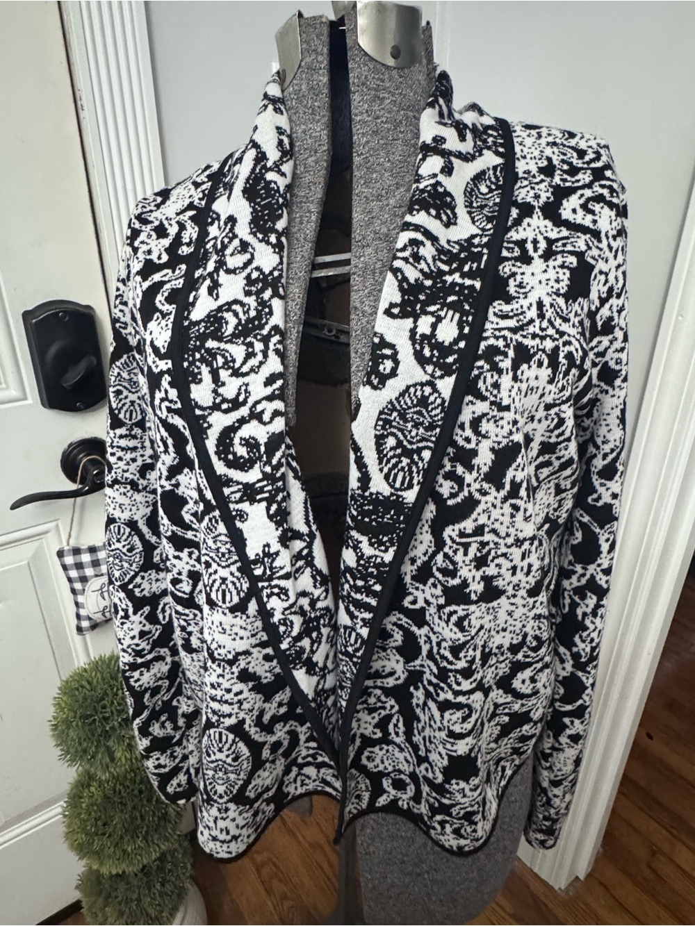 Women's Kim Roger’s Black & White Damask Patterned Cardigan Sweater Large